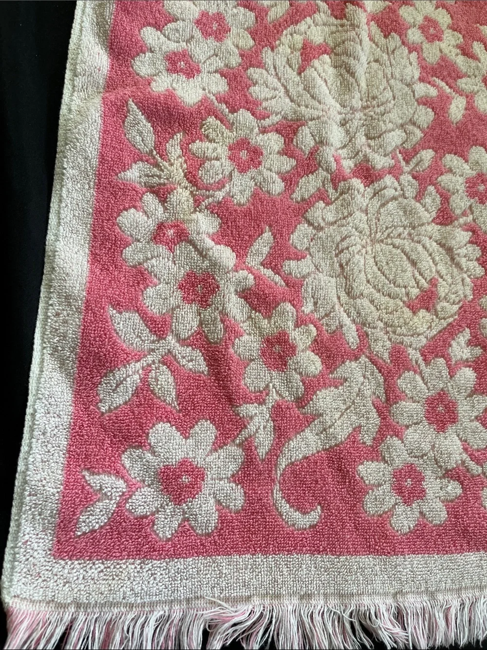 Vtg Fieldcrest Floral Sculpted Hand Towel Pink & White Flower Power MCM *READ*